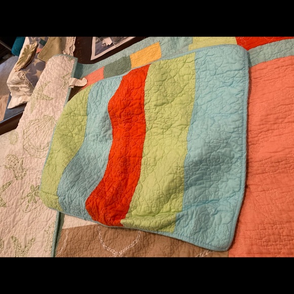 Two Twin quilts and shams - Picture 4 of 5